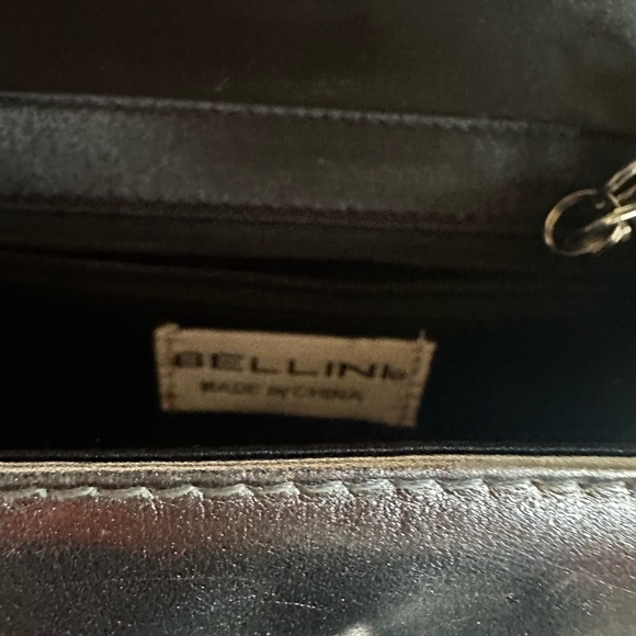 Small silver purse with iridescent faux white snakeskin print and silver chain - Picture 5 of 5